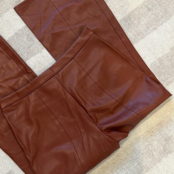 T Tahari
Faux Leather Cropped Bootcut Pants Sz 8 EUC LIKE NEW. BURGUNDY - Picture 8 of 8